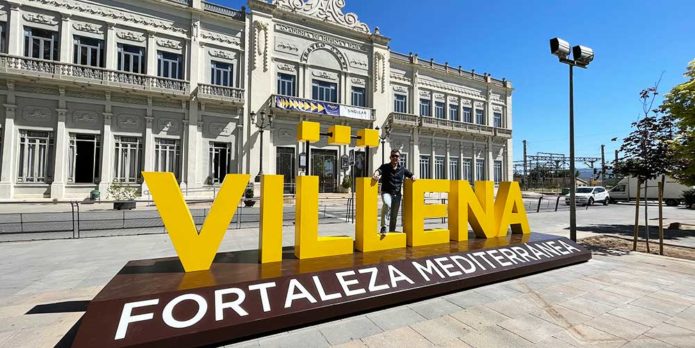Inauguración de las letras de Villena